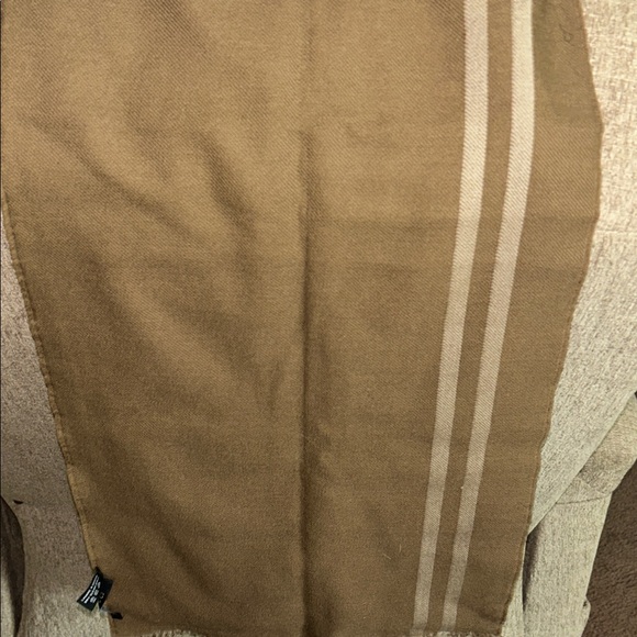 Gucci Tan Wool Scarf with Fringe in Excellent Condition - Picture 3 of 6